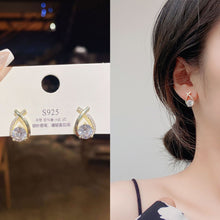 حلق نسائي مطلي ذهب بفص كريستال لامع – تصميم عصري أنيق