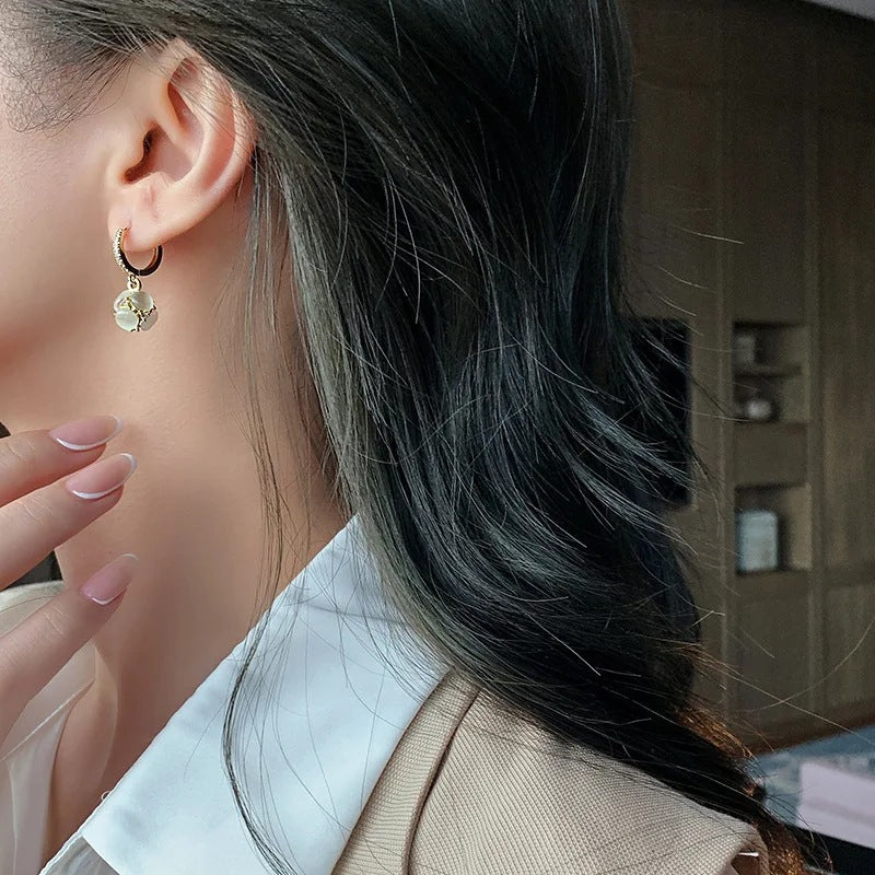 حلق لؤلؤ كروي فاخر بإطار ذهبي – ستايل كوري