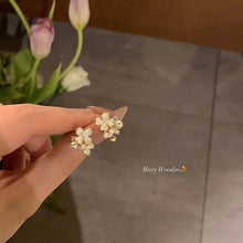 حلق أذن بتصميم زهور مرصعة – لمسة أنثوية أنيقة