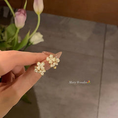 حلق أذن بتصميم زهور مرصعة – لمسة أنثوية أنيقة