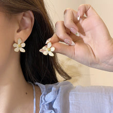 حلق ذهبي على شكل نجمة – لمسة مختلفة