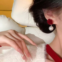 حلق بتصميم وردة بفص لؤلؤ راقي – استايل كلاسيك