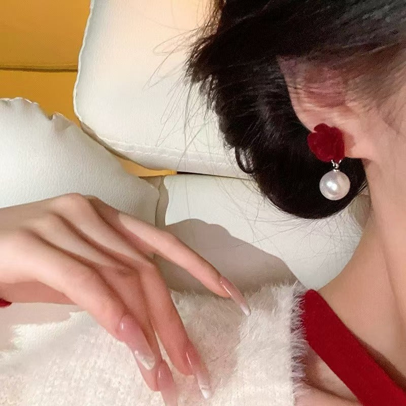 حلق بتصميم وردة بفص لؤلؤ راقي – استايل كلاسيك