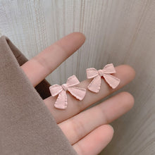 حلق فيونكة وردي ناعم – لمسة أنوثة رقيقة لإطلالتك اليومية