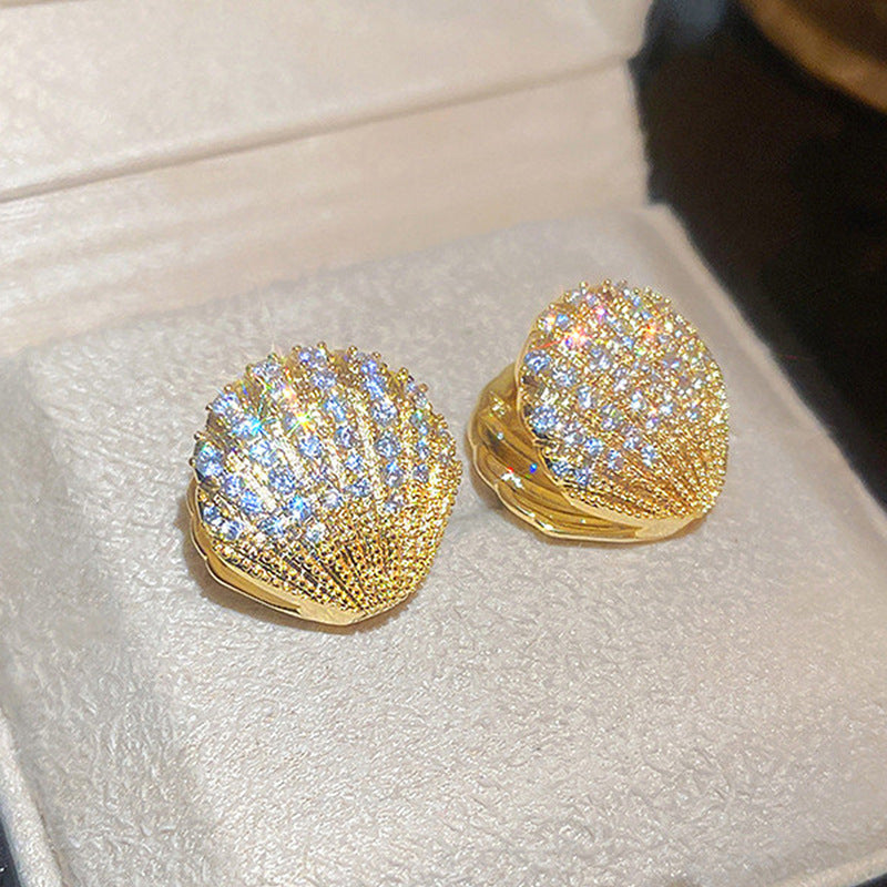 حلق صَدَفة كريستال ذهبي – لمعة فاخرة تصنع إطلالة فريدة