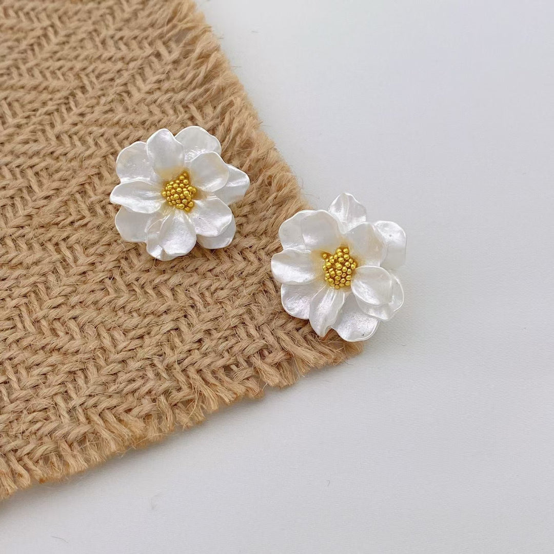 حلق وردة بيضاء مطلي بماء الذهب