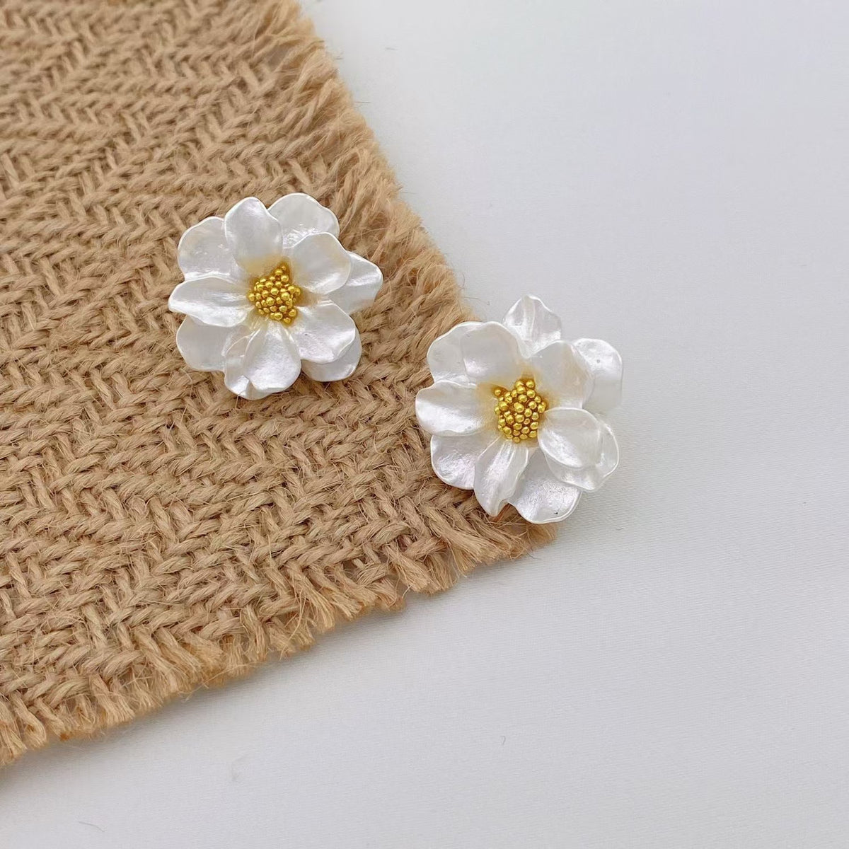 حلق وردة بيضاء مطلي بماء الذهب