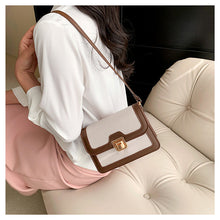 شنطة كروس جلد بتصميم أنيق بقفل ذهبي