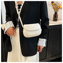 شنطة كروس ميني جلد ناعم بتصميم أنيق وعصري