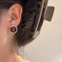 حلق دائري بحجر عنابي داكن مرصع – أناقة كلاسيكية فاخرة