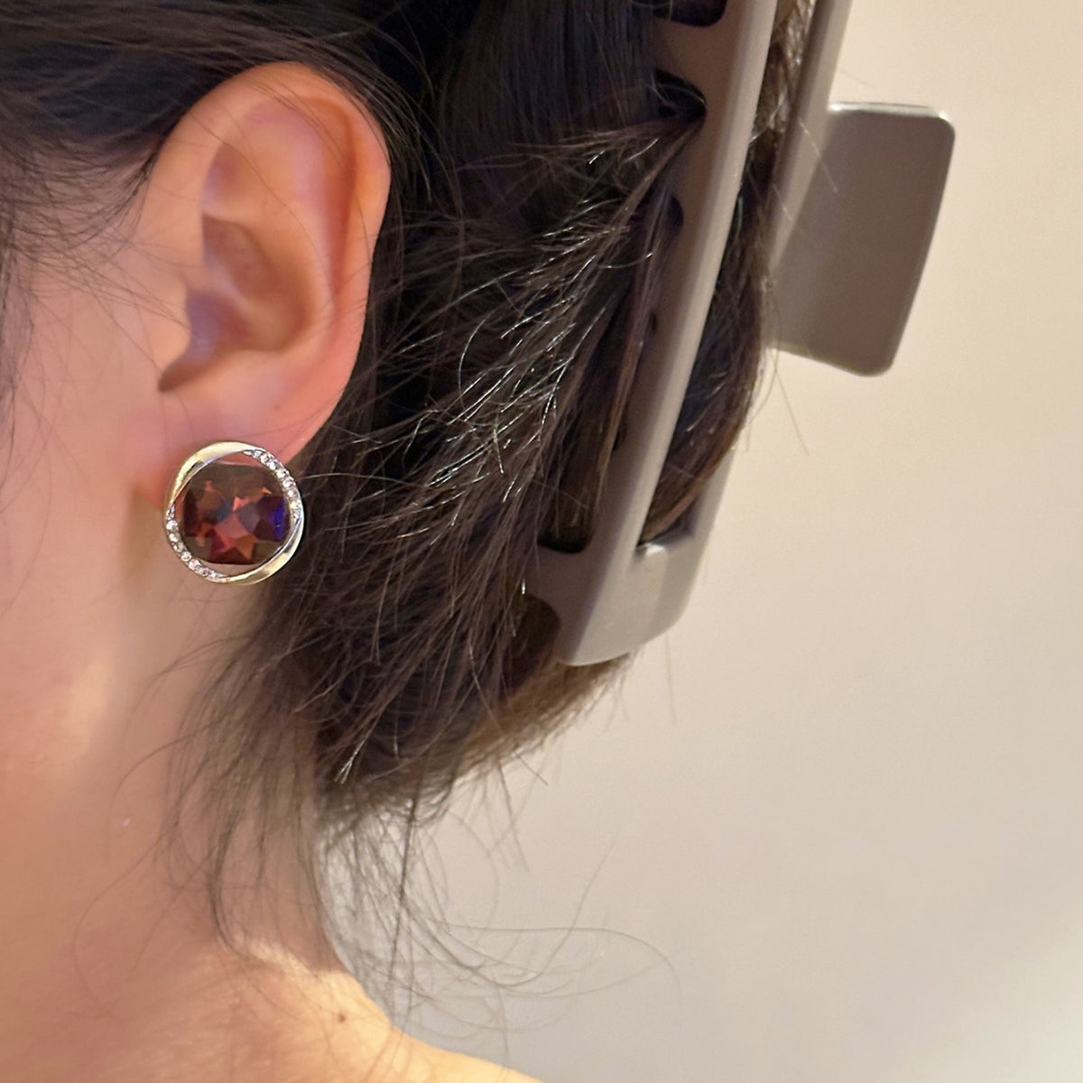 حلق دائري بحجر عنابي داكن مرصع – أناقة كلاسيكية فاخرة