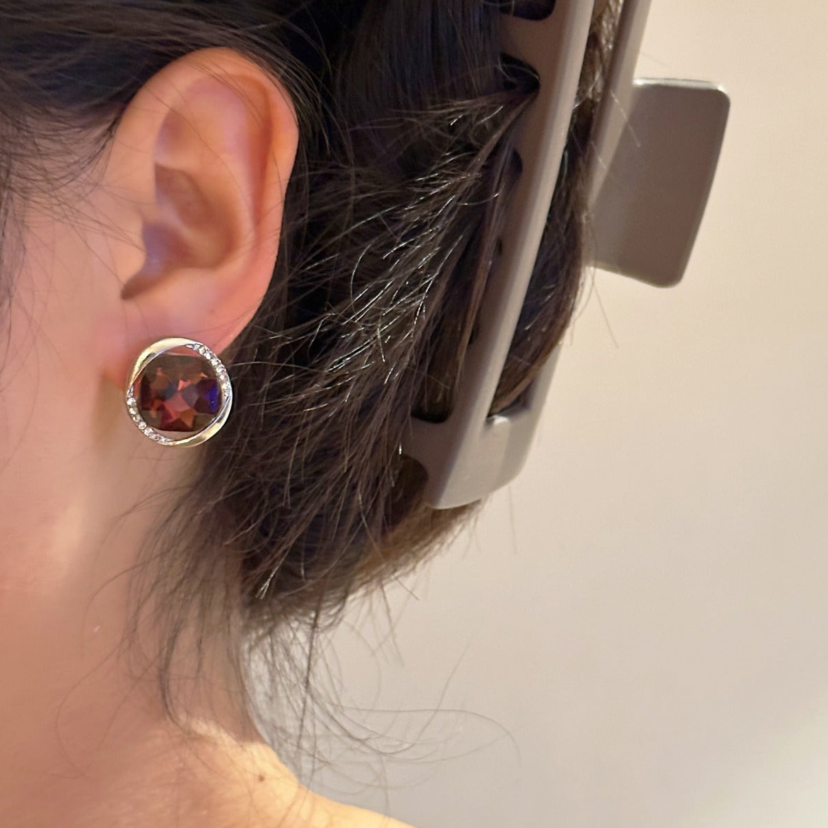 حلق دائري بحجر عنابي داكن مرصع – أناقة كلاسيكية فاخرة