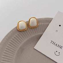 حلق نسائي مربع لؤلؤي مطلي بماء الذهب – تصميم عصري أنيق