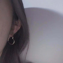 حلق هوب قلب معدني – بساطة عصرية تكمّل أي إطلالة