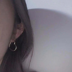 حلق هوب قلب معدني – بساطة عصرية تكمّل أي إطلالة