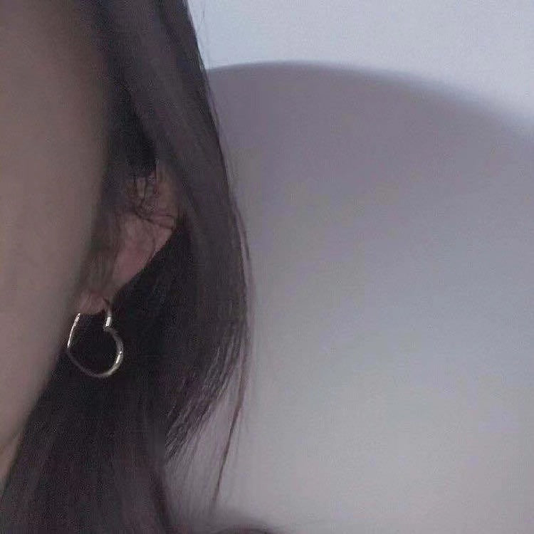 حلق هوب قلب معدني – بساطة عصرية تكمّل أي إطلالة