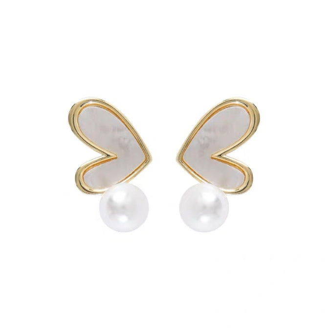 حلق قلب لؤلؤي ذهبي – أناقة بسيطة ولمسة رومانسية