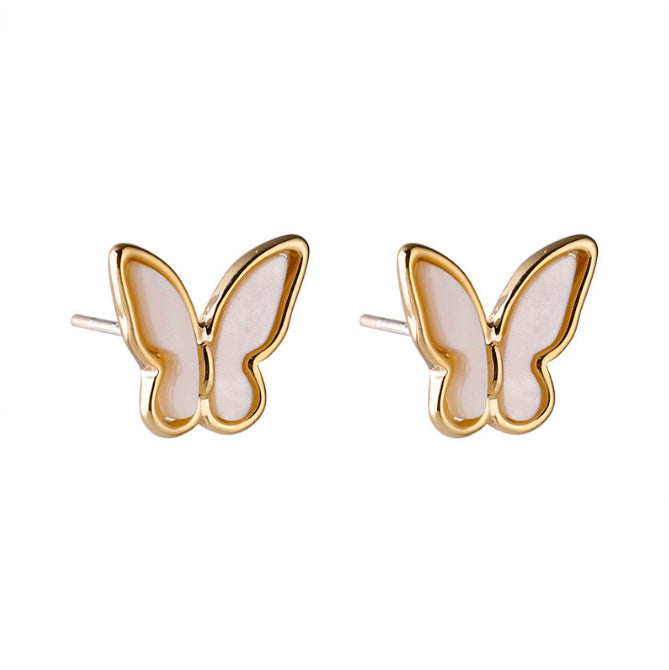 حلق فراشة لؤلؤي بإطار ذهبي – أنوثة ناعمة وأناقة رقيقة