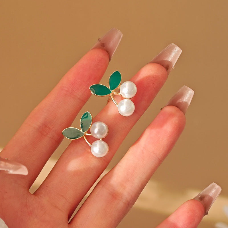 حلق أذن بتصميم كرز مرصع باللؤلؤ – لمسة أنيقة وناعمة