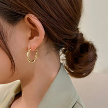 حلق أذن دائري ذهبي بتصميم كلاسيكي مطلي بماء الذهب  – أناقة كلاسيكية عصرية