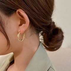 حلق أذن دائري ذهبي بتصميم كلاسيكي مطلي بماء الذهب  – أناقة كلاسيكية عصرية