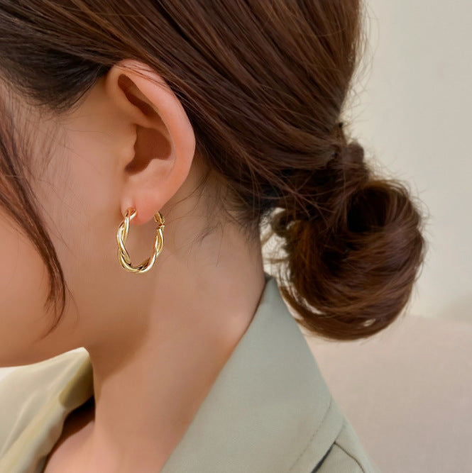 حلق أذن دائري ذهبي بتصميم كلاسيكي مطلي بماء الذهب  – أناقة كلاسيكية عصرية