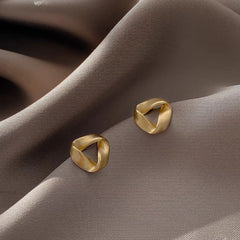 حلق ذهبي بتصميم هندسي ملتف – أناقة عصرية مميزة