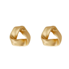 حلق ذهبي بتصميم هندسي ملتف – أناقة عصرية مميزة