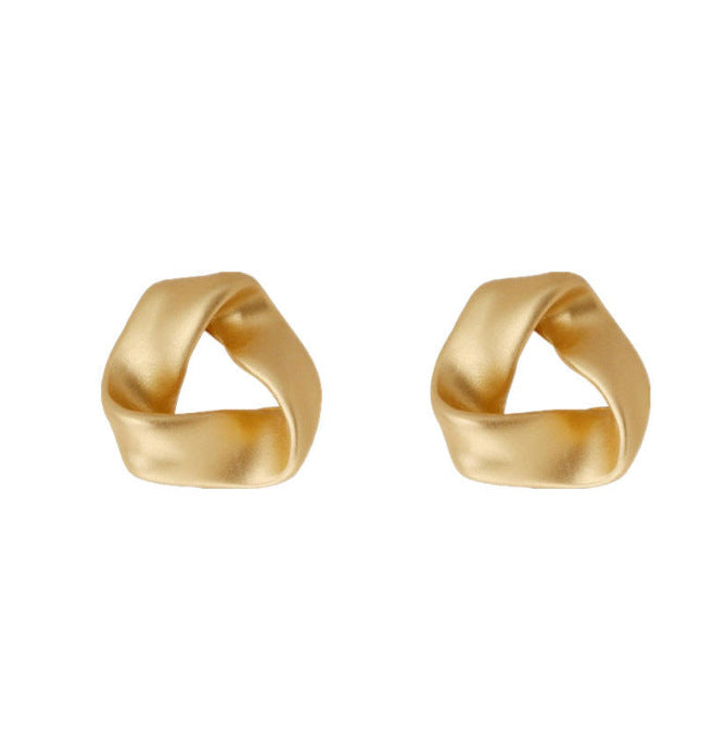 حلق ذهبي بتصميم هندسي ملتف – أناقة عصرية مميزة