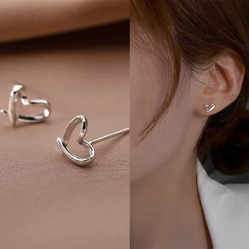 حلق قلب فضي مفتوح – أناقة بسيطة وستايل راقي