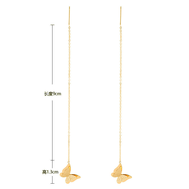 حلق أذن متدلي بسلسلة رفيعة وتصميم فراشة - مطلي بماء الذهب