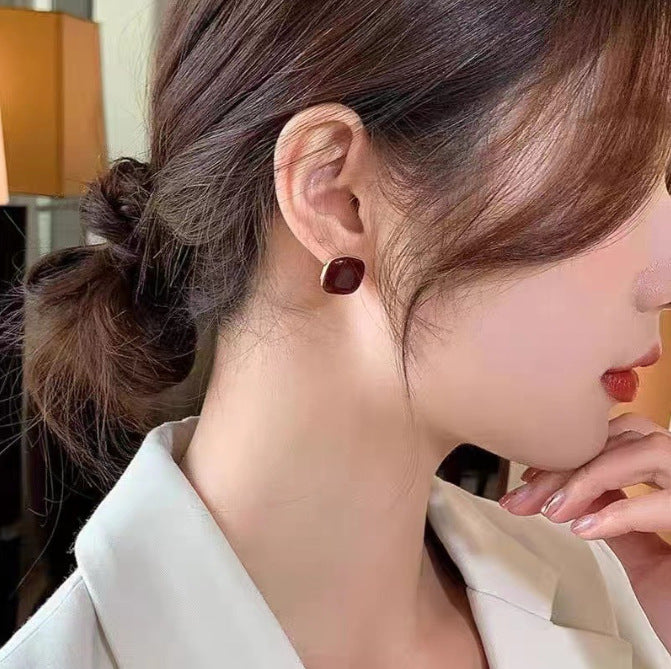 حلق أذن كلاسيك مربع باللون العنابي – تصميم أنيق بلمسة عصرية