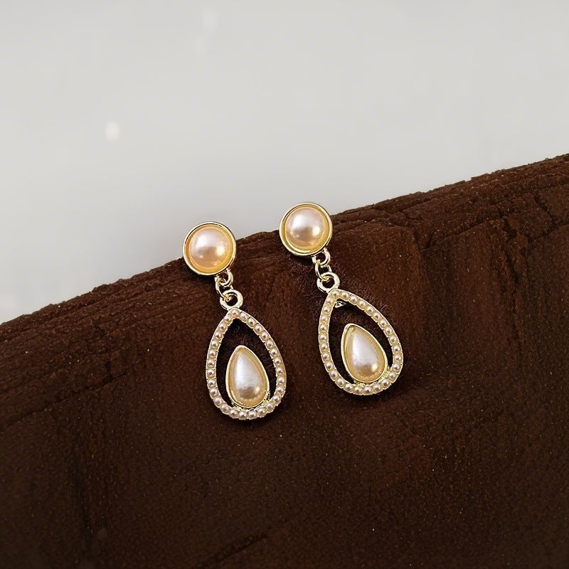 حلق أذن متدلي بتصميم دمعة مرصعة باللؤلؤ – أناقة راقية وفخامة ناعمة