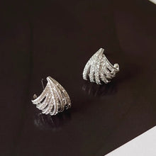 حلق موجة كريستال فضي – أناقة عصرية تلمع مع كل حركة