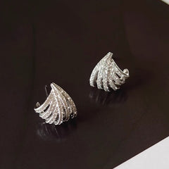 حلق موجة كريستال فضي – أناقة عصرية تلمع مع كل حركة