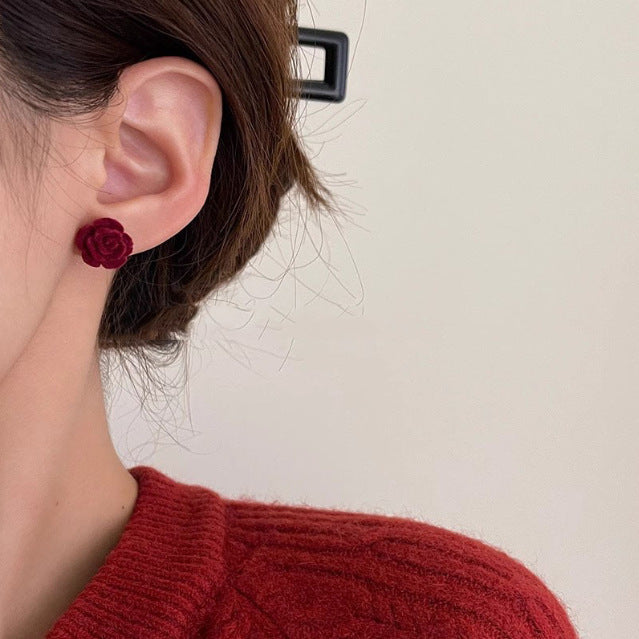 حلق بتصميم وردة مخملية باللون العنابي – لمسة أنثوية ناعمة