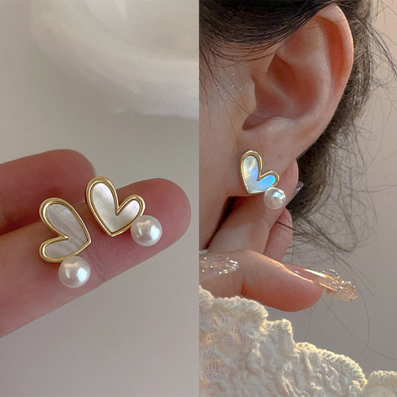 حلق قلب لؤلؤي ذهبي – أناقة بسيطة ولمسة رومانسية