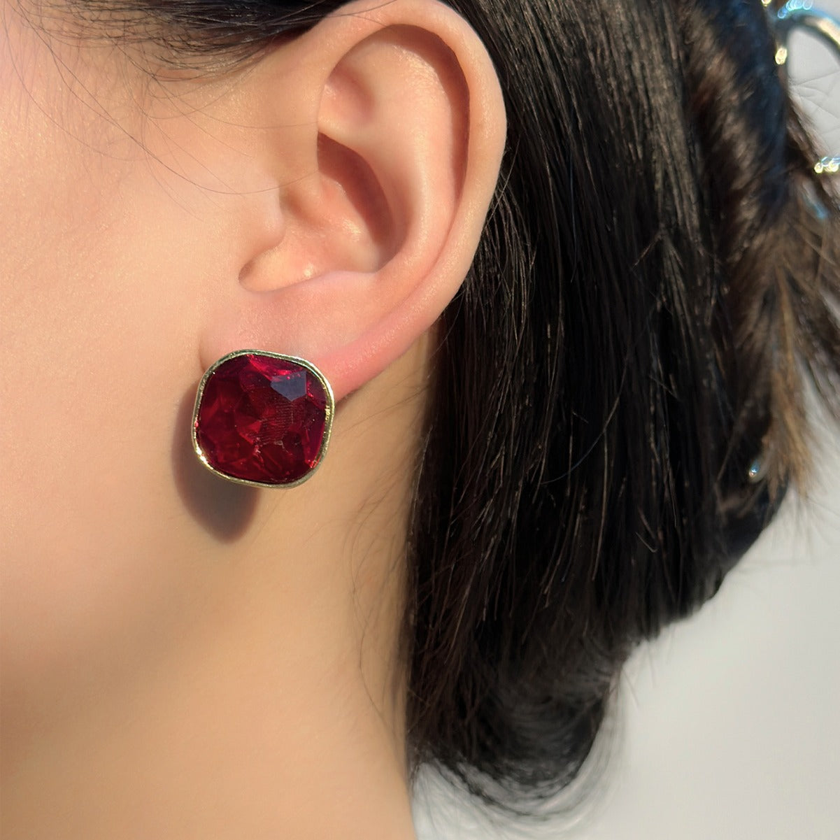 حلق أذن مربع بحجر أحمر عميق – تصميم فخم بلمسة كلاسيكية