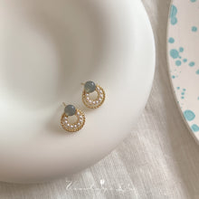 أقراط ذهبية دائرية مزينة بلؤلؤ مع حجر رمادي أنيق للنساء