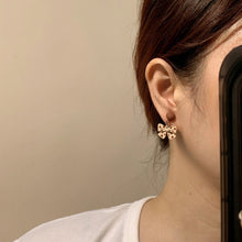 حلق نسائي شكل فيونكة كريمي رقيق