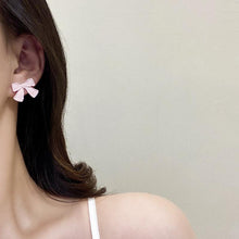 حلق فيونكة وردي ناعم – لمسة أنوثة رقيقة لإطلالتك اليومية