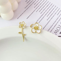 حلق ذهبي بتصميم فني مفرغ