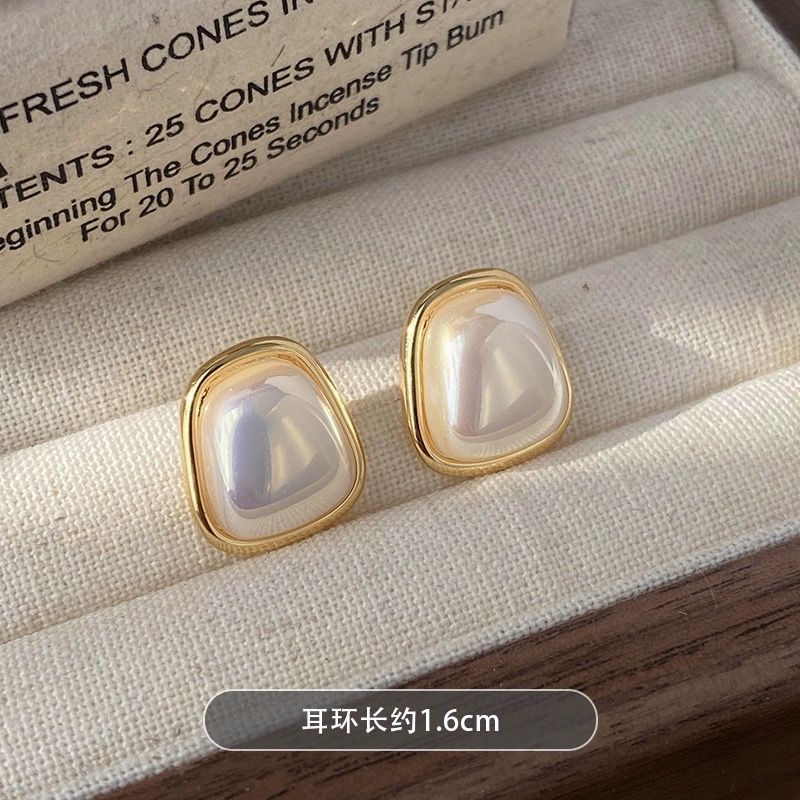 حلق نسائي مربع لؤلؤي مطلي بماء الذهب – تصميم عصري أنيق