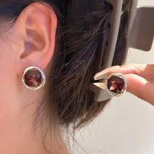 حلق دائري بحجر عنابي داكن مرصع – أناقة كلاسيكية فاخرة