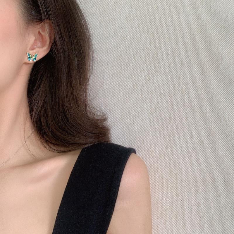 حلق نسائي بتصميم فراشة ملون – إكسسوار عصري أنيق لكل المناسبات