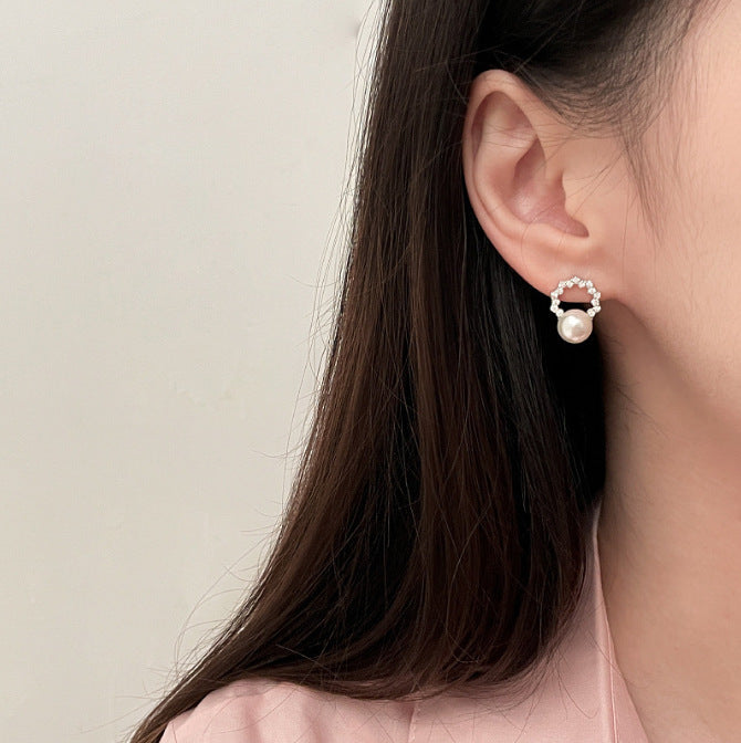 حلق ذهبي صغير دائري – عملي وبسيط