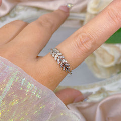 خاتم نسائي أنيق بتصميم ورقة شجر وأحجار لامعة – مقاس حر قابل للتعديل