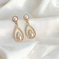 حلق أذن متدلي بتصميم دمعة مرصعة باللؤلؤ – أناقة راقية وفخامة ناعمة