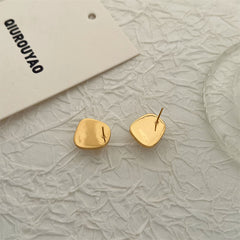 حلق نسائي مربع لؤلؤي مطلي بماء الذهب – تصميم عصري أنيق