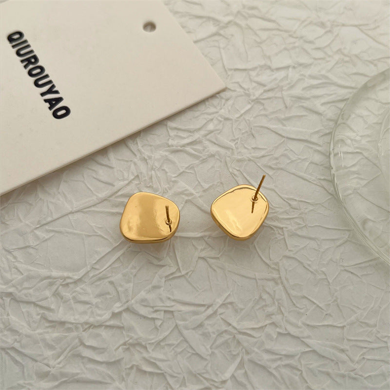 حلق نسائي مربع لؤلؤي مطلي بماء الذهب – تصميم عصري أنيق